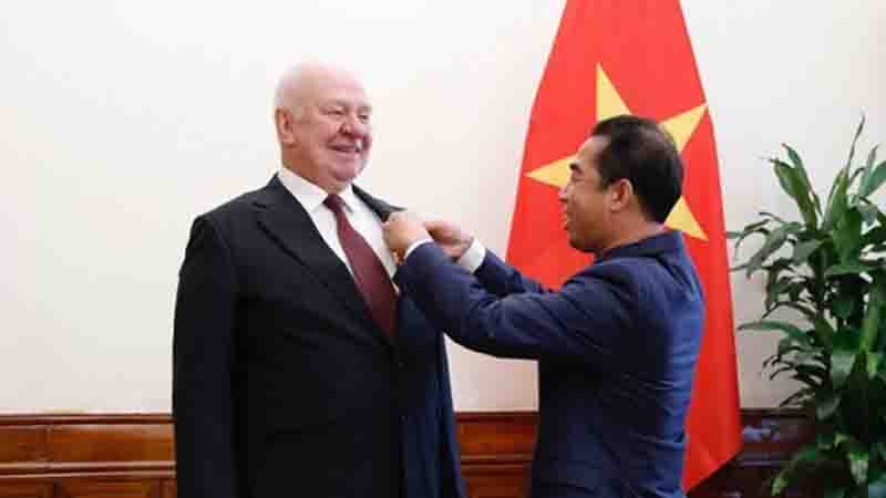Friendship Order presented to Russian Ambassador to Vietnam